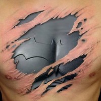Tatuaje en el pecho,  traje negro de Batman debajo de la piel
