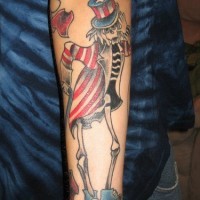 el tatuaje de un esqueleto tio Sam hecho en color