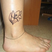 Nichtfarbiges Tattoo mit geöffneter Blume in der Knöchelgegend
