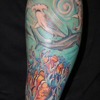 Le tatouage des habitants sous-marin et différents poissons sur avant-bras