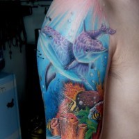 Tatuaje en el brazo,
delfines bonitos en el mundo subacuático