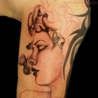 Unvollendetes schön aussehendes Arm Tattoo von Medusenhaupt