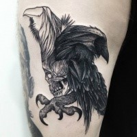 Tinta negra sin terminar pintada por Michele Zingales tatuaje de brazo superior de pájaro con cráneo humano