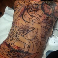 Tatuaje en la espalda, geisha linda con abanico, dibujo no pintado