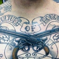 Unvollendetes halbfarbiges im Illustration Stil Brust Tattoo mit gekreuzten Pistolen und Schriftzug