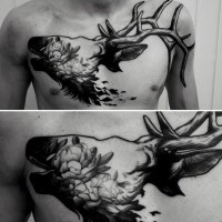 Einzigartiges schwarzes Elch Brust Tattoo mit herrlichen Blumen