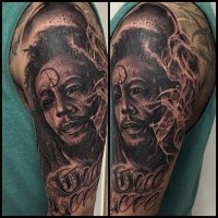 Einzigartiges schwarzes Schulter Tattoo vom berühmten Mann mit Schriftzug