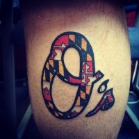 Einzigartiges farbiges Beinmuskel Tattoo mit mystischen Symbolen