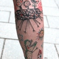 Einzigartiges farbiges Bein Tattoo mit kleinem Bild des Kindes