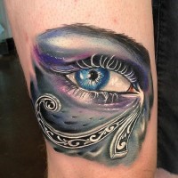 Einzigartiges buntes Auge des Horus Tattoo am Oberschenkel