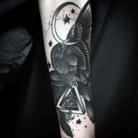 Einzigartig kombiniertes schwarzweißes Tattoo mit Krähe, Mond und freimaurerische Pyramide Tattoo am Arm