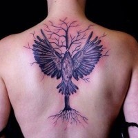 Einzigartiges sehr detailliertes schwarzes Tattoo von fliegender Krähe und dunklem Baum