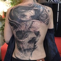 Einzigartiger kombinierter massiver schwarzer Schädel Tattoo an der Rückseite mit Frauenporträt