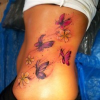 unico belli farfalle con fiori tatuaggio su costolette