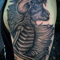 Einzigartiges und farbiges großes schwarzweißes Skelett in Tierfell Tattoo an der Schulter
