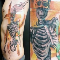 Tatuaje en el costado, esqueleto  grande increíble