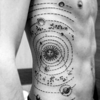 unico disegno dipinto nero e bianco sistema solare tatuaggio su costolette