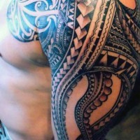 Único tatuaje pulpo con la ornamentación tribal en el antebrazo