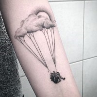 Tatuaje en el muslo,  hombre con paracaídas en forma de nubes