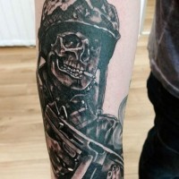 Einzigartiges Design schwarzes und weißes rauchendes Skelett Soldat Tattoo am Arm