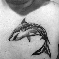 Einzigartiges schwarzes  Brust Tattoo mit halb realem halb polynesischem Hai