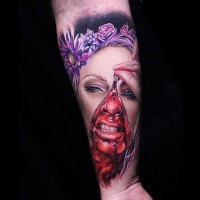 Einzigartig gestaltetes buntes Frau Horrorporträt Tattoo des Unterarms mit Blumen