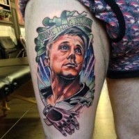Einzigartig gestaltetes buntes Mann Porträt Tattoo am Oberschenkel mit Schriftzug