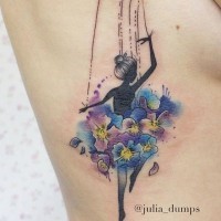 Tatuaje en el costado, bailarina con falda de flores hermosas