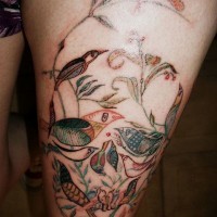 Tatuaje en la pierna, diseño surrealista, cráneo, aves en ramitas