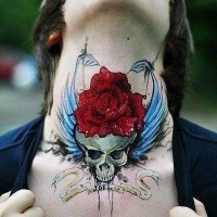 Tatuaje en el cuello,
cráneo humano con alas azules y rosa roja grande
