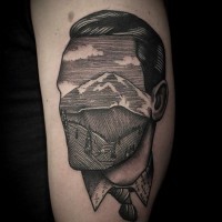 unico stile dipinto inchiostro nero ritratto senza volto faccia di uomo  montagna tatuaggio su braccio