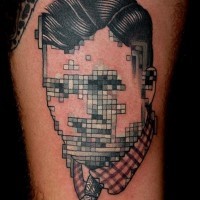 bel dipinto stilizzato ritratto uomo sconosciuto tatuaggio con 2D faccia su braccio