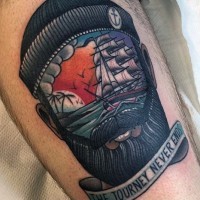 particolare stile ritratto di marinaio su faccia quadro barca su mare tatuaggio colorato con scritto su gamba