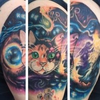 Tatuagem de ombro colorida e ilustrativa do gato combinada com espaço e planetas