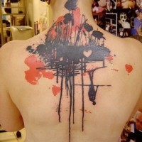 Tatuaje en la espalda, manchas de colores negro y rojo