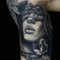 Tatuaje en el brazo, mujer encadenada con ojos vendados