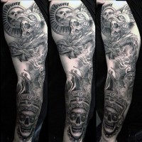 Ungewöhnliches schwarzweißes Ärmel Tattoo mit dämonischem Schädel und Statuen