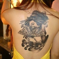 Ungewöhnliches schwarzes Rücken Tattoo von verführerischer Geisha mit Fachel und Blumen
