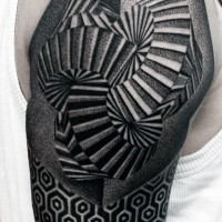 Tatuaje en el brazo, ornamento hipnótico extraño, colores negro y blanco