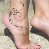 inchiostro nero insolito tatuaggio su caviglia di donna