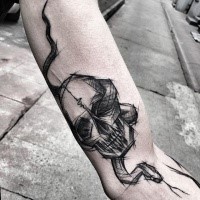 Insolito stile blackwork dipinto dal tatuaggio Inez Janiak del teschio umano con serpente