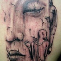 Ungewöhnliches buddhistisches Tattoo am Rücken