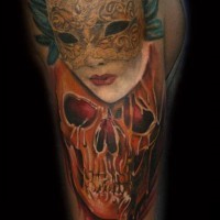 Tatuaje en el brazo,
mujer en máscara de carnaval con ráneo humano