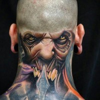 Tatuaje colorido en el cuello,
cara de monstruo irreal