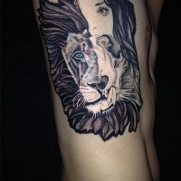 Ungewöhnliche Kombination und farbiger Löwenkopf Tattoo an der Seite mit weiblichem Gesicht