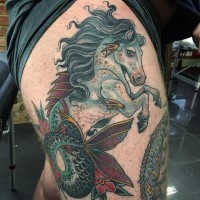 Ungewöhnliches und farbiges Oberschenkel Tattoo von Pferd mit Fischschwanz