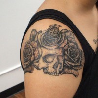 Unusual combined big skull with flowers and grenade tattoo on upper arm