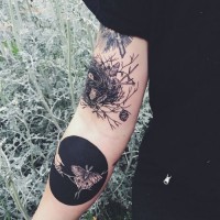 Ungewöhnliche Kombination schwarzweißes Vogelnest  Tattoo am Ärmel mit Nachtschmetterling