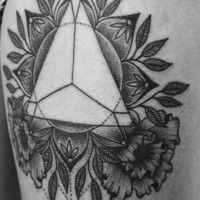 Tatuaje en el muslo, 
flores con triángulo, colores negro blanco
