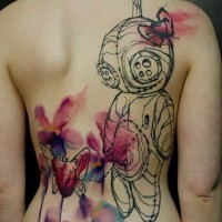 Tatuaje en la espalda, muñeca no pintada con flores delicadas de acuarelas